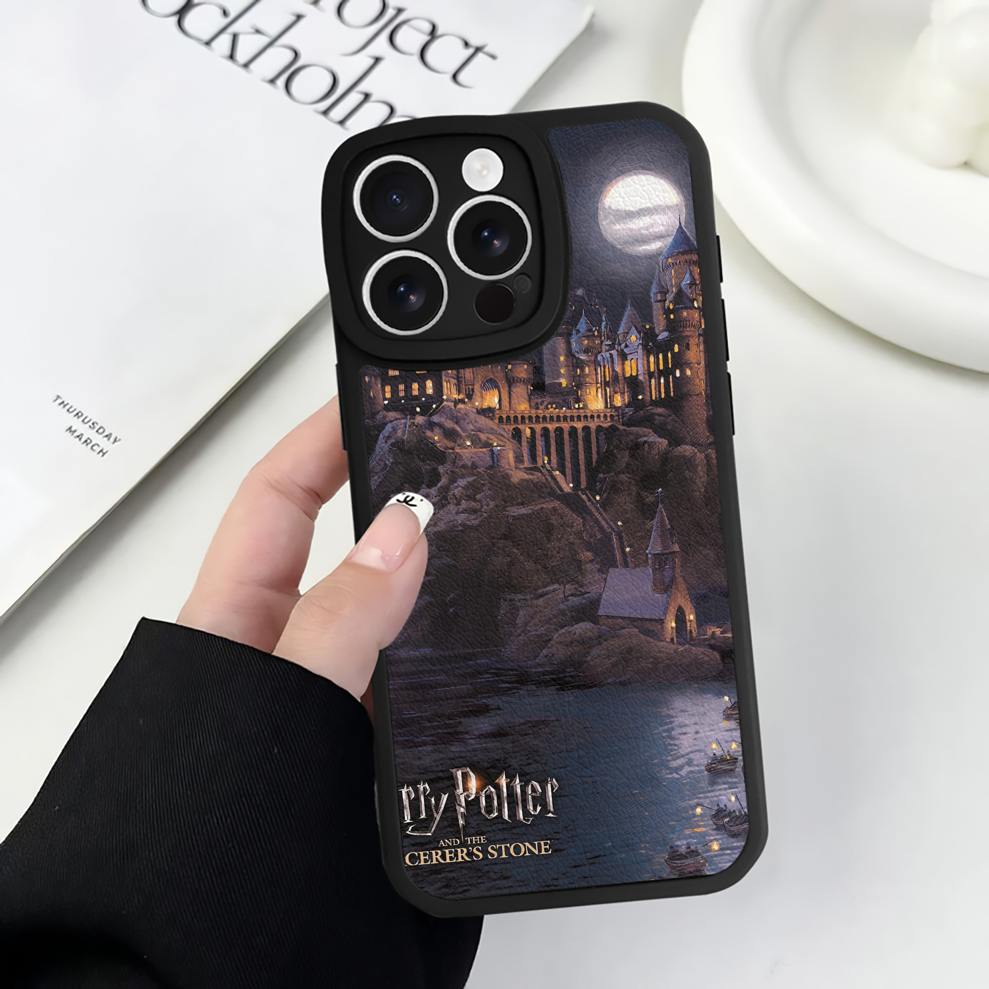 （画像用） Harry Potter ハリー・ポッターシリーズ 【iPhone 16シリーズ対応】シリコンスマホケース（レザー調） 材質：シリコン